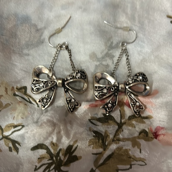 3 pairs of silver tone earrings - Picture 3 of 4